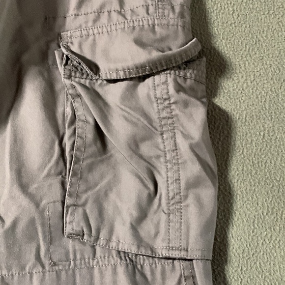 2 pairs of men’s shorts. LR Scoop green cargo, gray National Outfitters. Size 36 - Picture 6 of 15